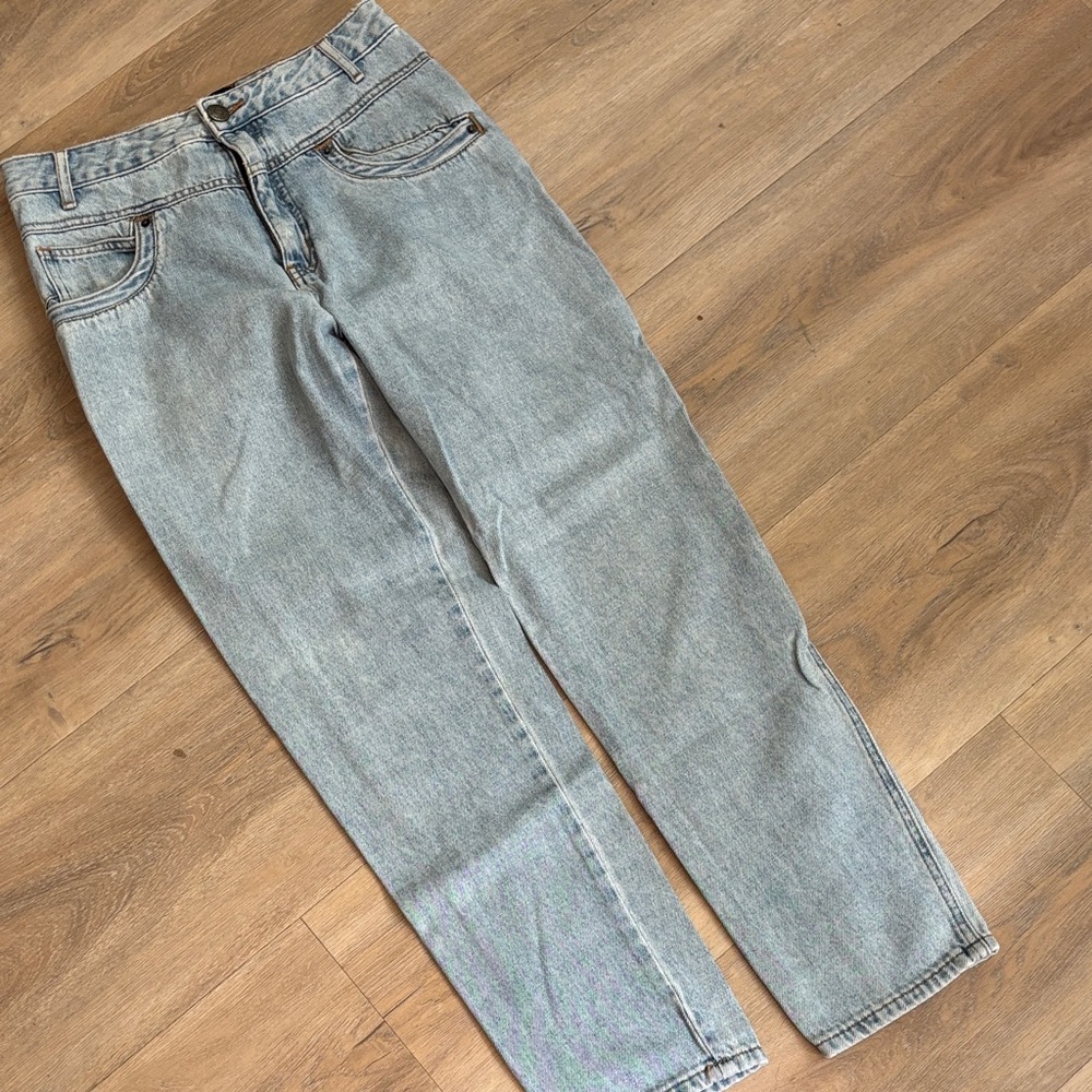 BDG MOM HIGH RISE LIGHT WASH JEANS